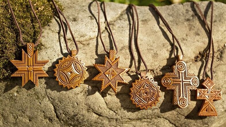 leseni amuleti in talismani
