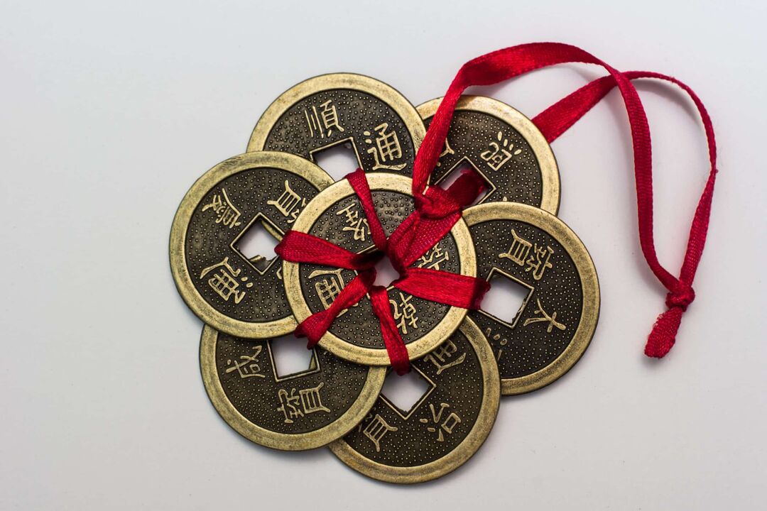 Kitajski amulet za denar z ustreznimi hieroglifi