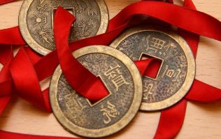 Kitajski kovanci vezani z rdečo pentljo
